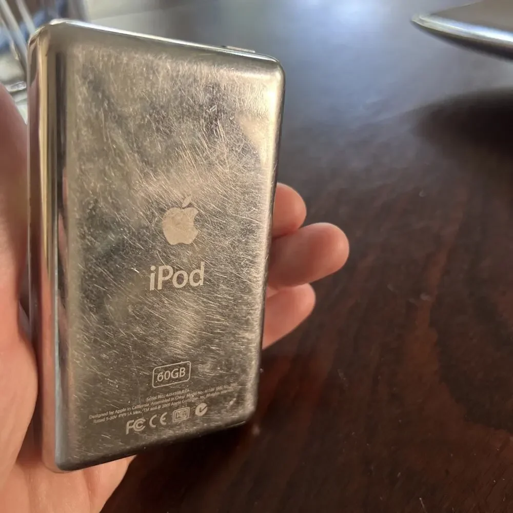 APPLE IPOD CLASSIC 5TH GEN 60GB Bundle Working Condition 496 Songs White Vintage
